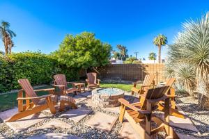 A Royal Oasis in the Desert with pool, spa and Epic Game Room!外面的花园