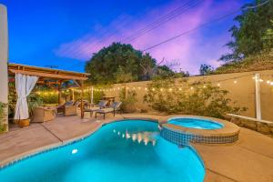 A Royal Oasis in the Desert with pool, spa and Epic Game Room!内部或周边的泳池