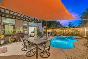 A Royal Oasis in the Desert with pool, spa and Epic Game Room!内部或周边的泳池
