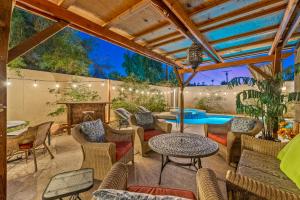 A Royal Oasis in the Desert with pool, spa and Epic Game Room!内部或周边的泳池