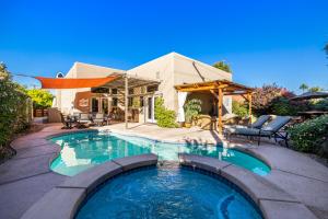 A Royal Oasis in the Desert with pool, spa and Epic Game Room!内部或周边的泳池