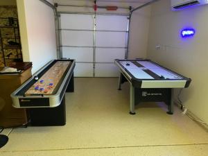A Royal Oasis in the Desert with pool, spa and Epic Game Room!的游戏室