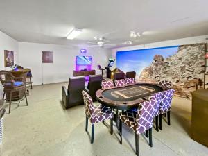 百慕大沙丘A Royal Oasis in the Desert with pool, spa and Epic Game Room!的相册照片