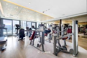 Fitness centrum a/nebo fitness zařízení v ubytování Manzil - Exquisite 1BR Apartment in Damac Paramount Tower in Business Bay