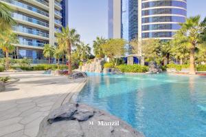 Bazén v ubytování Manzil - Exquisite 1BR Apartment in Damac Paramount Tower in Business Bay nebo v jeho okolí