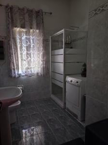 e bagno con lavandino, servizi igienici e doccia. di Casa GAMAR a Palermo