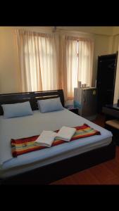 1 dormitorio con 1 cama grande y 2 toallas. en Sonya Residence, en Patong Beach