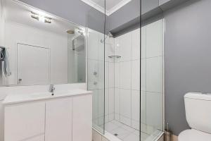 een badkamer met een glazen douche en een toilet bij Lovely Spacious 2 Bedroom 2 Bathroom Townhouse in Resort in Port Douglas
