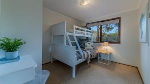 Un dormitorio con una litera y una ventana. en Florida Trees, en Inverloch