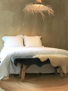 奧特洛的住宿－The Forest Lodge，一间卧室配有带白色床单和枕头的床。
