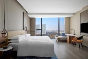 Ένα ή περισσότερα κρεβάτια σε δωμάτιο στο Nantong Marriott Hotel