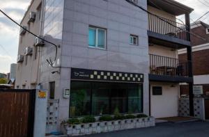 un edificio con un negozio sul lato di Ein House a Gongju