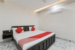 Postel nebo postele na pokoji v ubytování Super Hotel O Aastha Near Chaudhary Charan Singh International Airport
