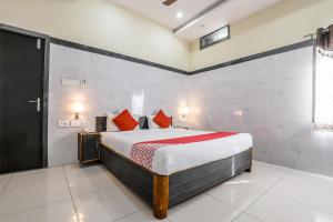a bedroom with a bed in a room at Hotel Src Grand in Vijayawāda