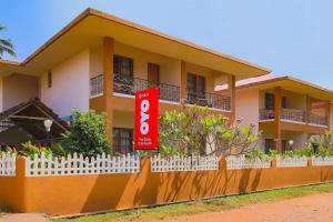 科尔瓦Super Hotel O The Goan Courtyard的一栋房子前面有一块招牌