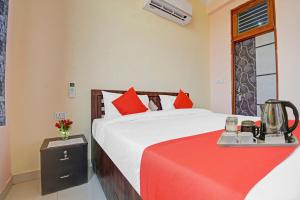 Postel nebo postele na pokoji v ubytování OYO Flagship Hotel Kalot