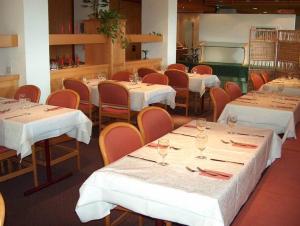 Hotel Aeschiparkにあるレストランまたは飲食店