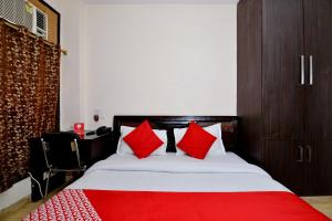 Un pat sau paturi într-o cameră la OYO Capital O Hotel Lotus B&B