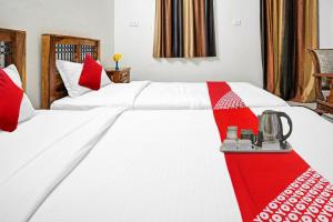 sypialnia z 2 łóżkami z czerwoną i białą pościelą w obiekcie Flagship The Royal Bharti Hotel w mieście Jaisalmer