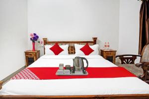 sypialnia z łóżkiem z czerwonym i białym kocem w obiekcie Flagship The Royal Bharti Hotel w mieście Jaisalmer