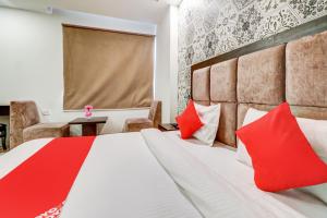 Cama ou camas em um quarto em OYO Olive Inn