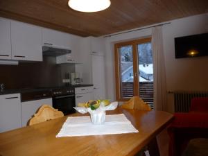 - une cuisine avec une table et un bol de fruits dans l'établissement Ferienwohnung Natter in Mellau, à Mellau
