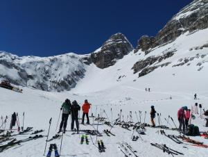 een groep mensen op ski's in de sneeuw bij Studio Kaninska vas in Bovec