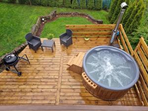 een uitzicht op een hot tub op een houten terras bij ODM&A apartment in Vilnius