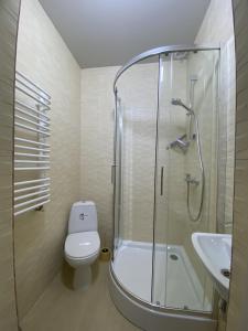 uma casa de banho com um chuveiro, um WC e um lavatório. em A&K Retreat Center em Prilbichi