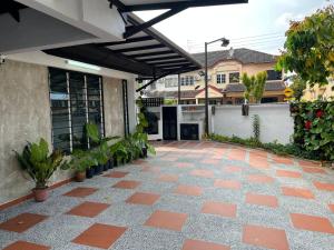 um pátio exterior com plantas e um edifício em Family 15 Pax Corner Lot House / Free WiFi em Subang Jaya