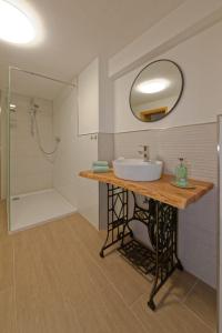 a bathroom with a sink and a shower with a mirror at Casa Eifel in Beilingen