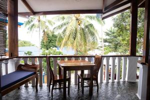 Balkón nebo terasa v ubytování Rainbow Bay Beach & Dive Resort