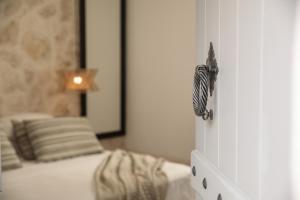 Naxos green Village hotel客房内的一张或多张床位