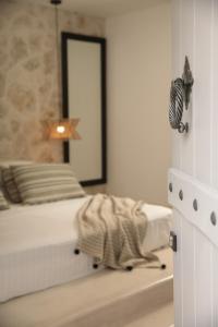 Naxos green Village hotel客房内的一张或多张床位