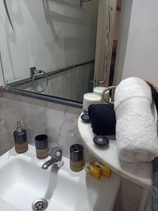 een badkamer met een wastafel en een spiegel bij Serenehouse in Marrakesh