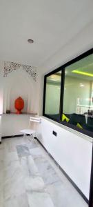 Pokój z dużym oknem i stołem w obiekcie Serenehouse w Marakeszu