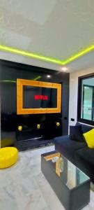 Serenehouse في مراكش: غرفة معيشة مع أريكة وتلفزيون