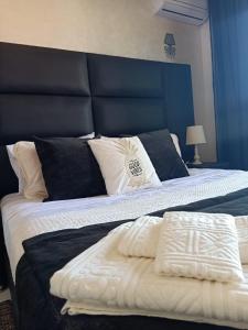 sypialnia z dużym łóżkiem z niebieskim zagłówkiem w obiekcie Serenehouse w Marakeszu