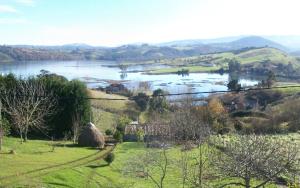 - Vistas al río desde una colina con un campo en Fuente el Hayedo, en San Vicente de la Barquera