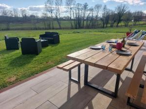 Zahrada ubytování Gite les Caravottes 4 Etoiles avec Jacuzzi - JURA