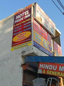Une bande de panneaux sur le côté d'un bâtiment dans l'établissement OYO 80848C Hotel Pride Inn, à Meerut