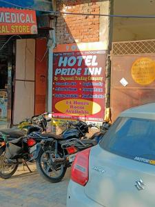 une rangée de motocycles garés devant un magasin dans l'établissement OYO 80848C Hotel Pride Inn, à Meerut
