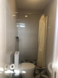 シェックブティリにあるSeaの小さなバスルーム(トイレ、シャワー付)