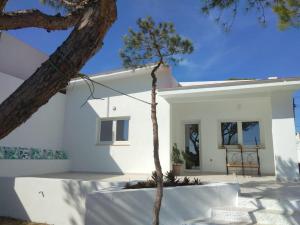 Το κτήριο όπου στεγάζεται  η παραθεριστική κατοικία