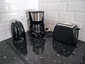 a kitchen counter with a blender and a toaster at Gorgeous 1 Bed Apartment in Wetwang in Great Driffield