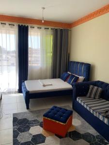 un soggiorno con divano, letto e sedia di Blue Studios a Mombasa