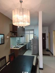 Η κουζίνα ή μικρή κουζίνα στο Have a pleasant stay with Bayu Emas Homestay