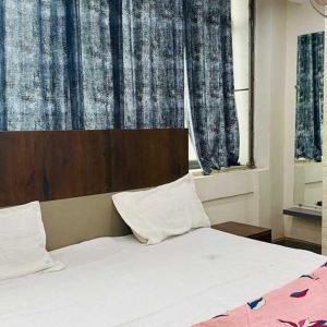 Tempat tidur dalam kamar di OYO Hotel Anjani