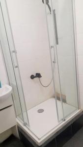 eine Dusche mit Glastür im Bad in der Unterkunft Stay Inn Apartments in Bukarest