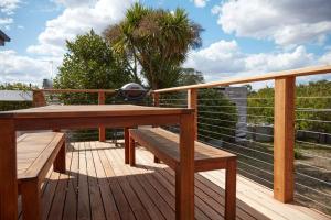 Enjoy a renovated retreat with outdoor bath tesisinde bir balkon veya teras